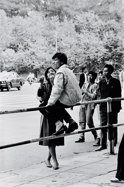 安哥 《广州流花路边的一对情侣》 1986 银盐纸基60.8×50.5cm © 泰康收藏